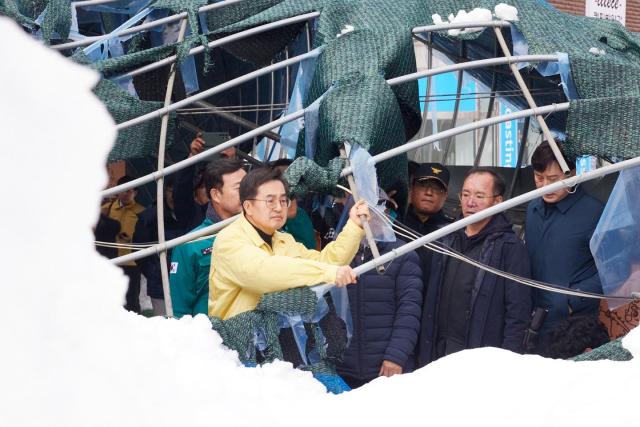 28일 오후 김동연 도지사가 의왕시 소재 도깨비시장에 방문하여 폭설 피해 현장확인 및 점검 현황청취를 하고 있다 사진경기도