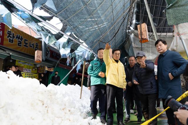 28일 오후 김동연 도지사가 의왕시 소재 도깨비시장에 방문하여 폭설 피해 현장확인 및 점검 현황청취를 하고 있다 사진경기도