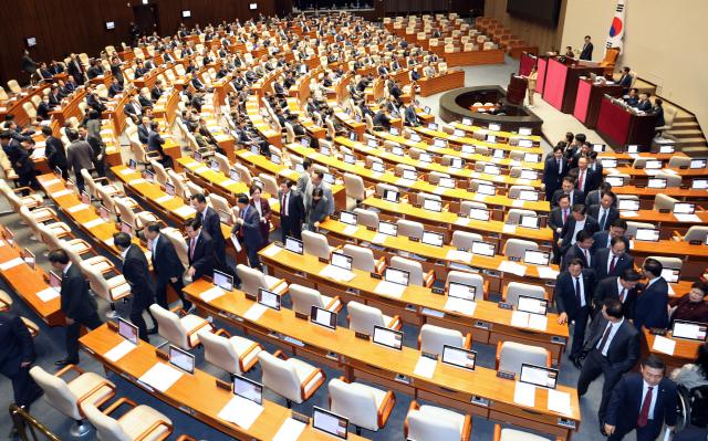 14일 오후 국회 본회의에서 국민의힘 의원들이 김건희 여사 특검법 수정안에 대한 반대토론을 마친 뒤 표결 전 퇴장하고 있다 사진연합뉴스