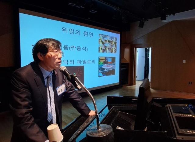 서홍관 국립암센터원장은 28일 서울 강남 신한아트홀에서 JB포럼이 주최한 암예방과 간강증진 세미나에서 강연하고 있다 사진JB포럼
 