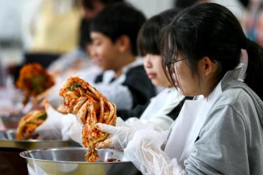 PHOTOS: Students learn seasonal kimchi-making ritual at event in Seoul