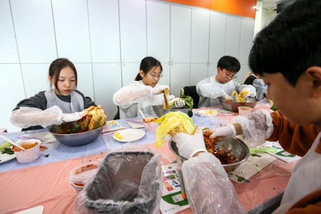 Students participate in a traditional kimjang-making class at the National Folk Museum of Korea in Seoul on Nov 28 2024 AJP Kim Dong-woo