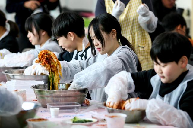 Students participate in a traditional kimjang-making class at the National Folk Museum of Korea in Seoul on Nov 28 2024 AJP Kim Dong-woo