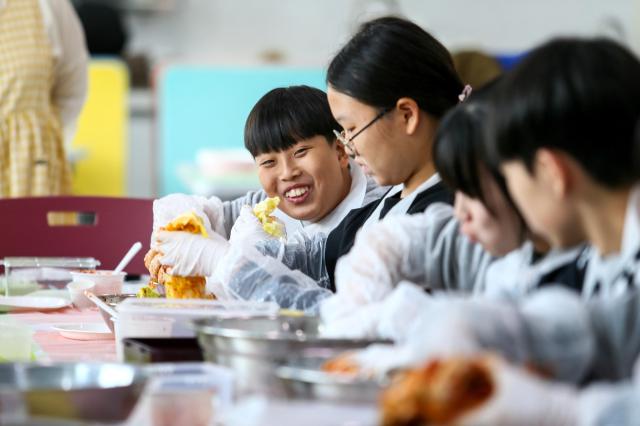 Students participate in a traditional kimjang-making class at the National Folk Museum of Korea in Seoul on Nov 28 2024 AJP Kim Dong-woo