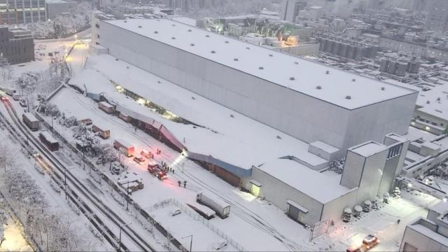 폭설로 인해 무너진 경기 수원시 장안구의 한 공장 인테리어필름 보관 창고 사진경기도소방재난본부 제공