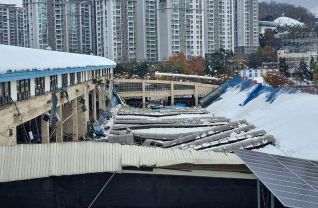 폭설로 인해 무너진 경기 안양시 동안구 원예농협 농수산물도매시장 사진경기도소방재난본부