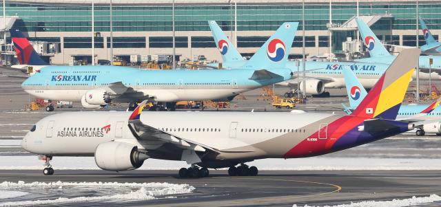 인천 영종도 인천국제공항 활주로와 주기장에 대한항공-아시아나항공 여객기가 보이고 있다 사진연합뉴스