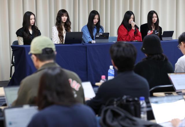 걸그룹 뉴진스가 28일 오후 서울 강남구 스페이스쉐어 삼성역센터에서 열린 전속계약 해지 관련 기자회견에 참석해 있다 사진 왼쪽부터 해린 다니엘 민지 하니 혜인 20241128사진연합뉴스