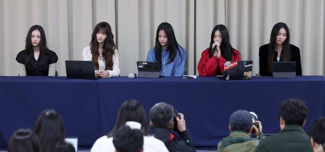 걸그룹 뉴진스가 28일 오후 서울 강남구 스페이스쉐어 삼성역센터에서 열린 전속계약 해지 관련 기자회견에 참석해 있다 사진 왼쪽부터 해린 다니엘 민지 하니 혜인 20241128 사진연합뉴스