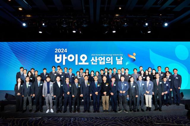 2024 바이오 산업의 날에 참석한 관계자 및 유공자들이 단체사진을 촬영하고 있다사진한국바이오협회