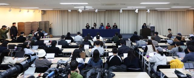 걸그룹 뉴진스가 28일 오후 서울 강남구 스페이스쉐어 삼성역센터에서 열린 전속계약 해지 관련 기자회견에 참석해 있다 사진 왼쪽부터 해린 다니엘 민지 하니 혜인 20241128사진연합뉴스