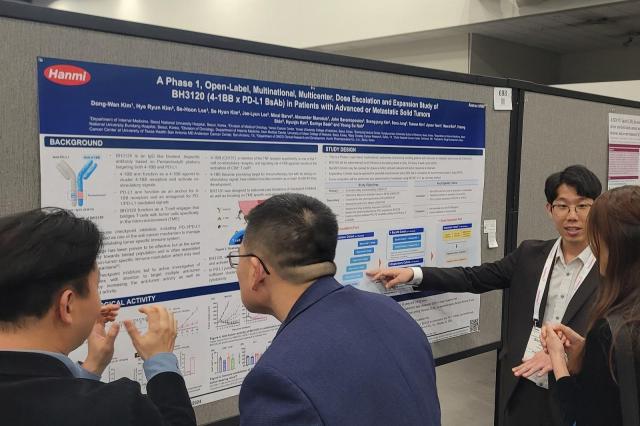 한미약품이 면역항암학회에서 BH3120의 포스터 발표를 진행하고 있다사진한미약품