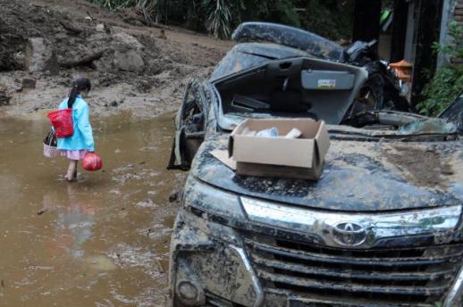 Indonesia, Thailand hit by deadly floods, thousands displaced