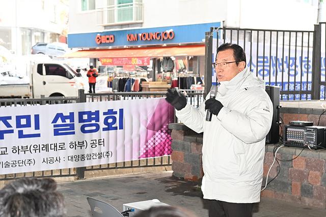 이현재 하남시장이 28일 열린 학암천 정비공사 착공에 따른 주민설명회에서 공사 계획 및 일정 주민들의 불편 해소 효과 등을 설명하고 있다 사진하남시