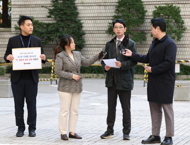 주진우 국민의힘 의원이 4일 오후 서울 서초구 서울중앙지법에 더불어민주당 이재명 대표의 공직선거법상 허위사실 공표·위증교사 혐의 1심 선고 공판 관련 TV 생중계 요청서를 제출하기 전 발언하고 있다 사진연합뉴스