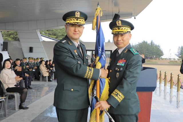 제40대 육군3사관학교장으로 취임한 박성훈 소장오른쪽이 박안수 육군참모총장으로부터 부대기를 인수하고 기념촬영 하고 있다  사진육군3사관학교