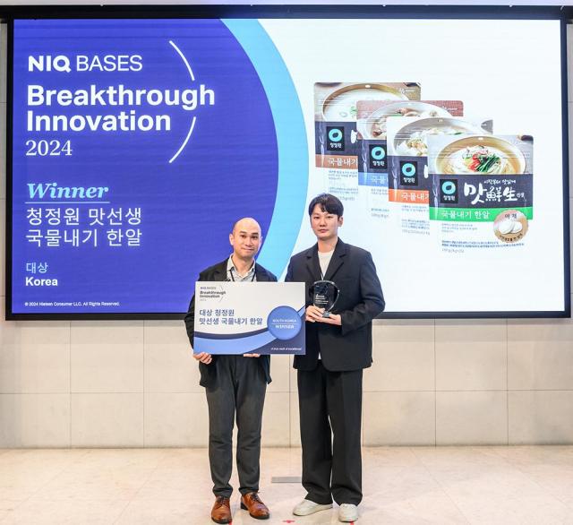 ‘NIQ 2024 혁신신제품대상NIQ Breakthrough Innovation Award 2024’ 시상식에서 왼쪽부터 토마스 푼Thomas Pun 닐슨아이큐 BASES사업부 동아시아지역 커머셜 리더 이명훈 대상㈜ 시즈닝팀 PM이 기념촬영 하고 있다 사진대상