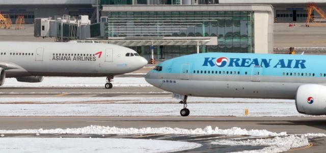 인천국제공항 활주로와 주기장에 대한항공-아시아나항공 여객기가 보이고 있다 사진연합뉴스