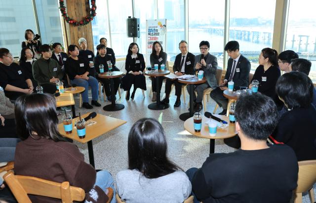 한동훈 국민의힘 대표가 29일 오전 서울 마포구 한 북카페에서 열린 정책 토크콘서트 청년의 목소리로 그리는 대한민국의 내일에 참석해 발언하고 있다 사진연합뉴스