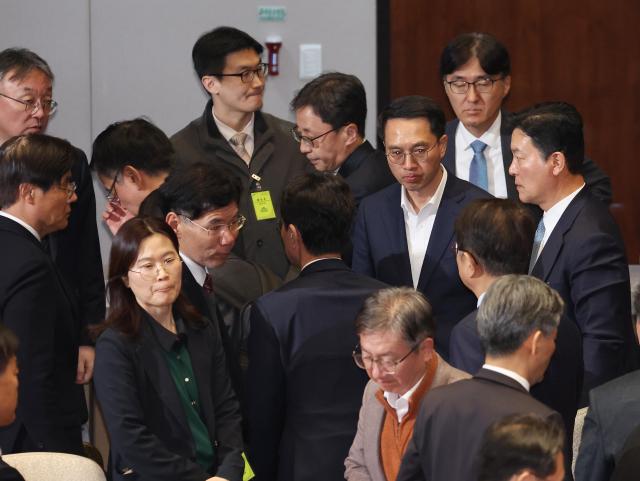 29일 국회에서 열린 예산결산특별위원회 전체회의에서 야당 단독으로 감액 예산안이 통과된 뒤 최상목 부총리 겸 기획재정부 장관 등이 회의장을 나서고 있다 사진연합뉴스