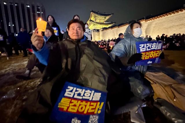 Protesters hold candles during a rally against presidential vetoes near Gwanghwamun Square in Seoul on Nov 30 2024 AJP Kim Dong-woo