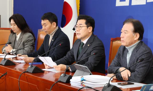 박찬대 더불어민주당 원내대표왼쪽 세번째가 1일 오전 국회에서 열린 기자간담회에서 발언하고 있다 사진연합뉴스