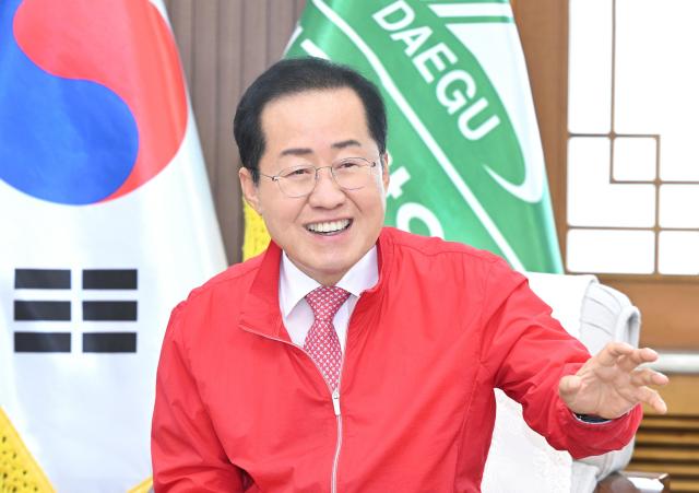 홍준표 대구시장은 호텔인터불고에서 열리는 ‘2024년 전국 상의 회장 회의’에 참석해 지역 경제 및 투자 활성화를 위한 기업인들의 적극적인 역할을 당부한다 사진대구시