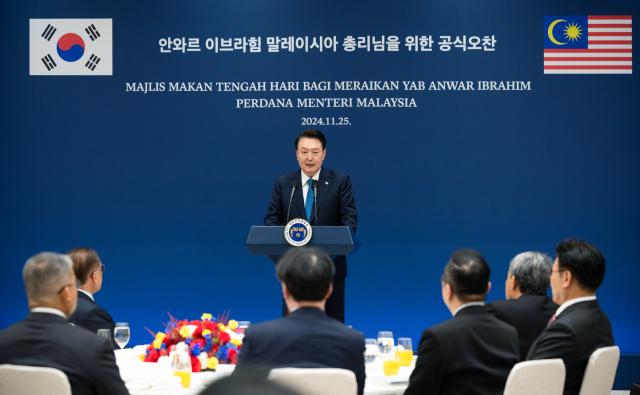 윤석열 대통령이 25일 용산 대통령실에서 열린 안와르 이브라힘 말레이시아 총리 환영 공식 오찬에서 발언하고 있다사진연합뉴스