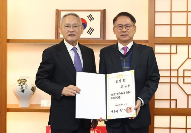 유인촌 문화체육관광부 장관이 2일 서울 종로구 국립현대미술관 서울관에서 윤두현 그랜드코리아레저GKL 사장에게 임명장을 전수하고 있다 사진문화체육관광부
