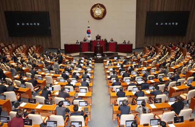 2일 오후 열린 국회 본회의에서 정명호 국회 의사국장이 최재해 감사원장과 이창수 서울중앙지검장 조상원 4차장검사 최재훈 반부패수사2부장에 대한 탄핵 소추안 등을 보고하고 있다 사진연합뉴스