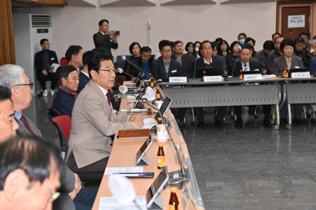 지난 2일 시청 본관 대회의실 열린 ‘제10회 시민참여 주간회의’에서 이현재 시장이 인사말을 건네고 있다 사진하남시