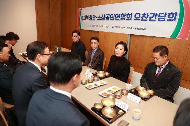 오영주 중소벤처기업부 장관이 서울 종로구에서 송치영 소상공인연합회장을 비롯한 임원진과 소상공인 정책 방향 등을 논의하고 있다 사진중소벤처기업부