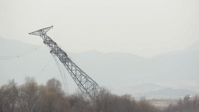 북한이 개성공단에 전력을 공급하고자 남측이 지어줬던 송전탑을 지난달 24일부터 철거하는 작업을 했다 사진은 통일부가 3일 언론에 공개한 지난달 30일 우리 군이 촬영한 영상 속 철거되는 송전탑 사진연합뉴스