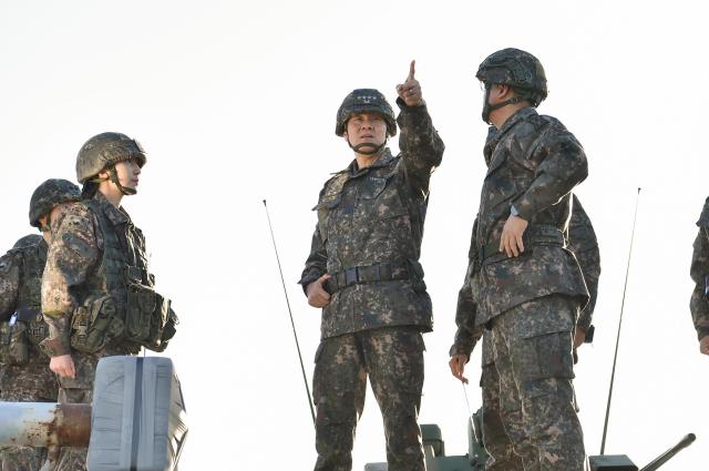 김명수 합참의장가운데이 3일 육군 1군단 예하 방공작전진지에서 방공작전태세를 점검하고 있다 사진합동참모본부
