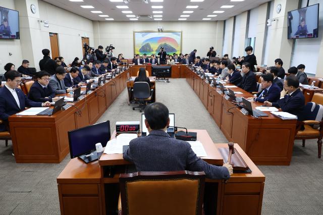  3일 서울 여의도 국회에서 열린 정무위원회 전체회의에서 윤한홍 위원장이 의사봉을 치고 있다사진연합뉴스