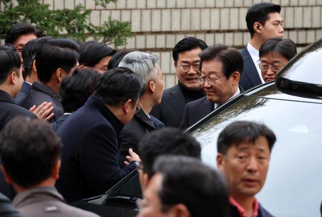 이재명 더불어민주당 대표가 25일 오후 서울 서초구 서울중앙지법에서 열린 위증교사 사건 1심 선고 공판을 마친 뒤 법원을 나서고 있다 20241125사진사진공동취재단