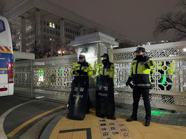  윤석열 대통령이 비상계엄을 선포한 3일 밤 서울 여의도 국회 출입문을 경찰이 통제하고 있다 사진연합뉴스