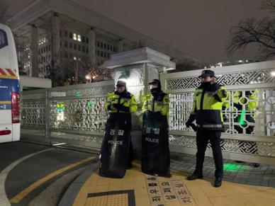 尹 '비상계엄' 선포...여야 "국회차원 즉각 해제 요구한다"