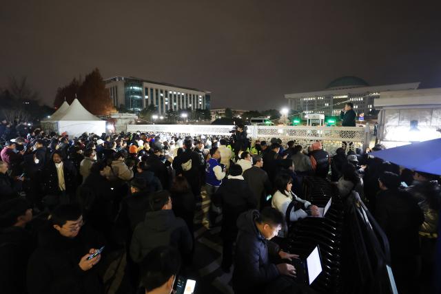 윤석열 대통령이 비상계엄을 선포한 가운데 4일 서울 여의도 국회 정문을 경찰이 통제하고 있다 사진연합뉴스