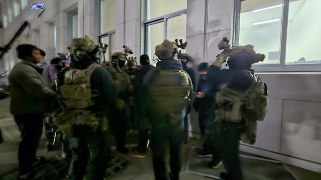 Amid President Yoon Suk Yeol’s declaration of martial law, armed martial law forces entered the National Assembly building in Yeouido, Seoul, around midnight on Dec. 4. Yonhap Photo