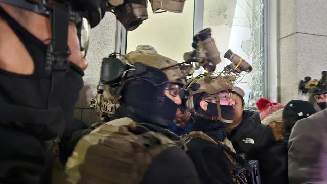 Armed troops enter National Assembly building in Seoul early Dec 4  Yonhap