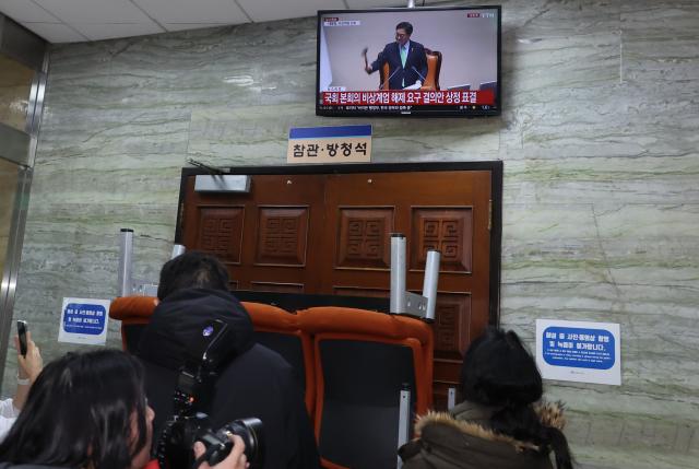 계엄 해제 요구 결의안 가결 지켜보는 국회 관계자들
윤석열 대통령이 3일 밤 긴급성명을 통해 비상계엄을 선포한 가운데 4일 새벽 서울 영등포구 여의도 국회 본회의장 앞에서 관계자들이 비상계엄 해제 요구 결의안 가결 모습을 지켜보고 있다사진연합뉴스