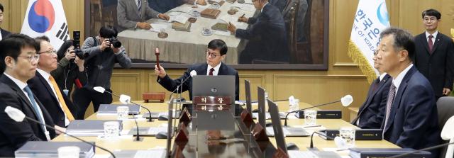 이창용 한국은행 총재가 지난 28일 오전 서울 중구 한국은행에서 금융통화위원회를 주재하고 있다 사진사진공동취재단