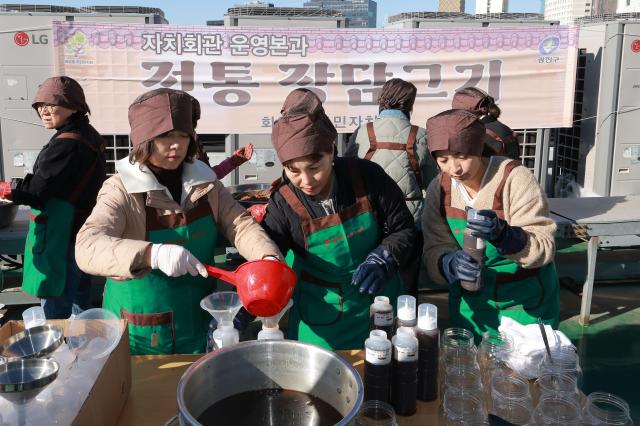 18일 오전 서울 광진구 화양동주민센터에서 열린 장 담그기 유네스코 등재 기념 전통 장 만들기행사에 참석한 주민들이 면보에 거른 간장을 용기에 담고 있다 이번에 만든 장은 관내 경로당 등 취약계층에게 나눔할 예정이다 20241118사진유대길 기자 dbeorlf123ajunewscom