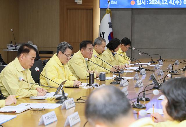 정장선 평택시장이 계엄 해제후 후폭에 대비해 회의를 주재하고 있다 사진평택시