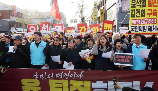 윤석열 퇴진 전북운동본부는 오전 9시 전주 충경로 사거리에서 긴급 회견을 열고 윤 대통령은 지금 당장 사퇴하라고 주장하고 있다사진연합뉴스