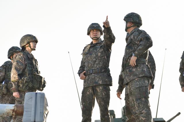 김명수 합참의장이 지난 3일 육군 1군단 예하 방공작전진지에서 적의 다양한 도발에 대비한 대응계획과 현장·행동중심의 방공작전태세를 점검하고 있다 사진합참
   