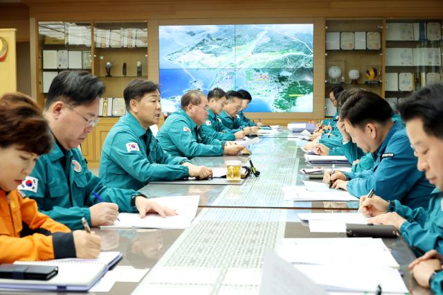 김관영 전북특별자치도지사가 4일 오전 일찍 계엄령 해제와 관련한 긴급 대책회의를 갖고 있다사진전북특별자치도