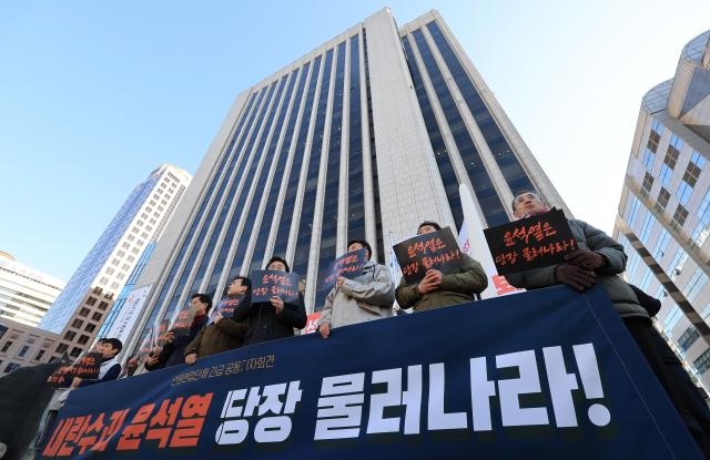  전국언론노동조합 한국기자협회 한국사진기자협회 등 언론협업단체 소속 언론인들이 4일 오전 한국프레스센터 앞마당에 설치된 언론자유 상징 조형물 굽히지 않는 펜 앞에서 윤석열 대통령의 계엄선포는 헌법 위반이라며 윤 대통령 퇴진을 촉구하고 있다 사진연합뉴스