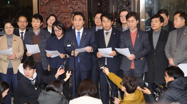 윤석열탄핵국회의원연대 의원들이 4일 새벽 국회에서 기자회견을 하고 있다 사진연합뉴스